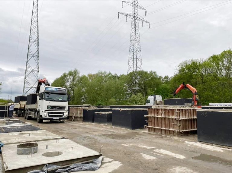 Załadunek zbiorników w bazie w Wolinie